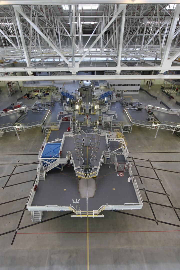 04_2014-a350-hall-avion-bureaux.jpg